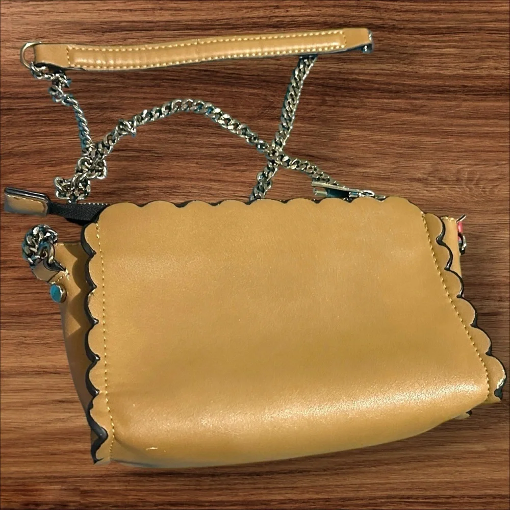 257 Zara | EUC Tan Floral Applique Crossbody Bag (9”x6”x2,5”)
